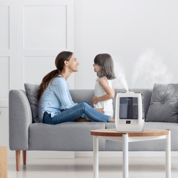 Zvlhčovač Winix L500 - maminka s dcerou na pohovce